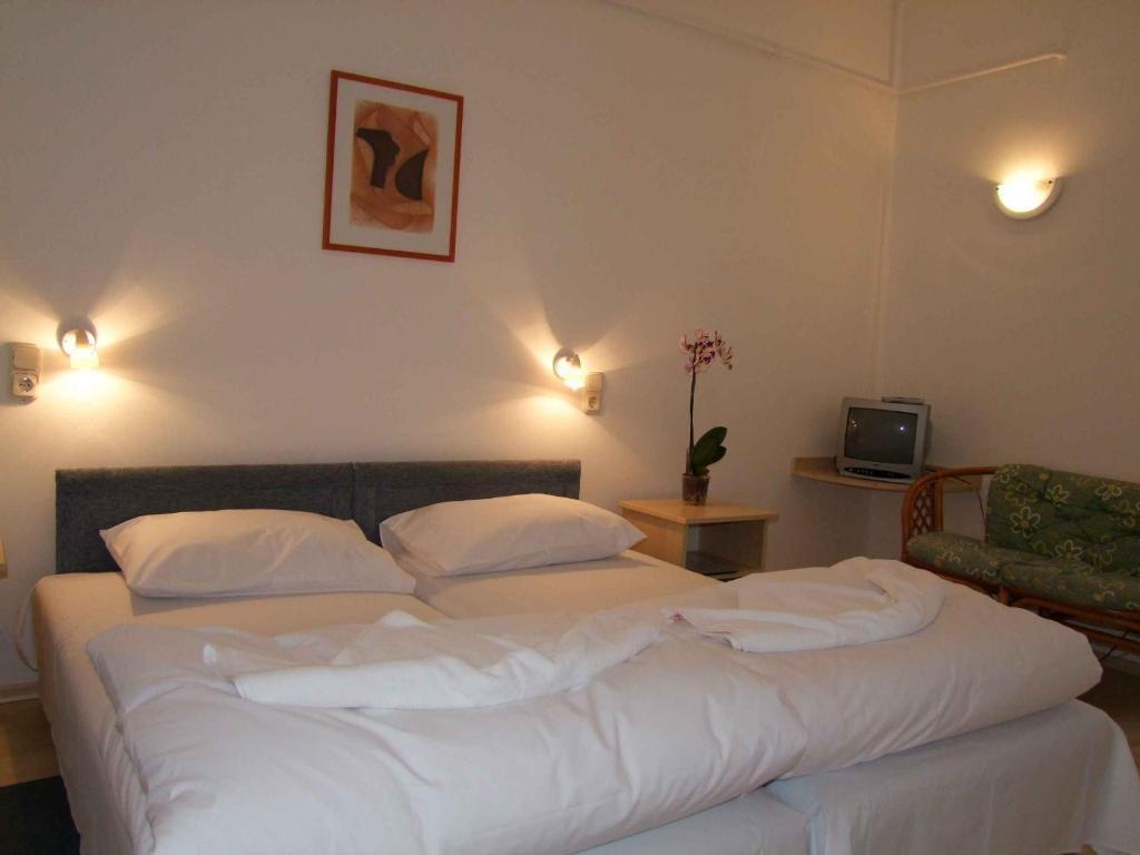 Hotel Platán Zamárdi Quarto foto